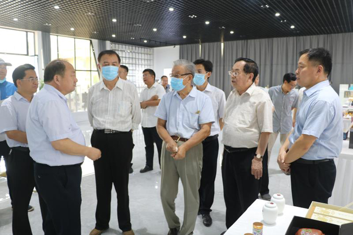 國務(wù)院參事、農(nóng)業(yè)部原常務(wù)副部長尹成杰一行到我司調(diào)研牡丹籽油產(chǎn)業(yè)發(fā)展情況